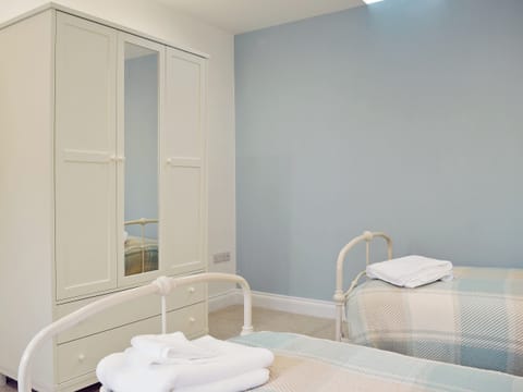 Twin bedroom | Southlands Barn, Saundersfoot
