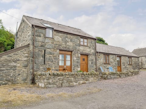 Attractive detached barn conversion | Ysgubor, Tregarth, near Bangor