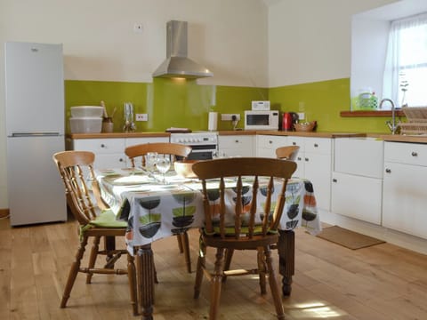 Spacious kitchen and dining area | Ysgubor, Tregarth, near Bangor