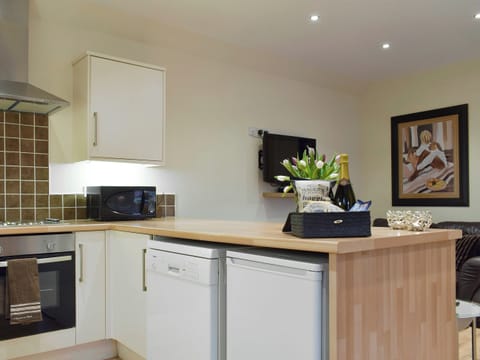 Fully-appointed kitchen | Nether Cottage - Nether Kinneddar Lodge Cottages, Saline, near Dunfermline