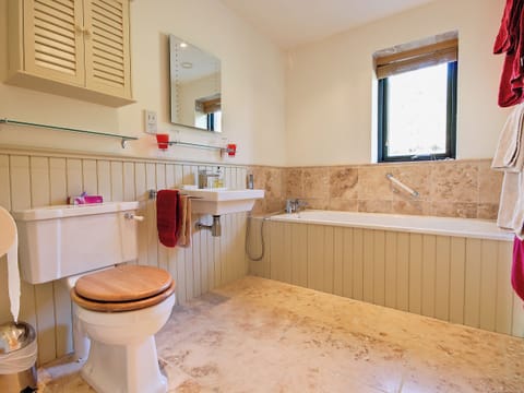 Fantastic en-suite bathroom | Lairg Estate - Phil’s House - Lairg Estate , Lairg
