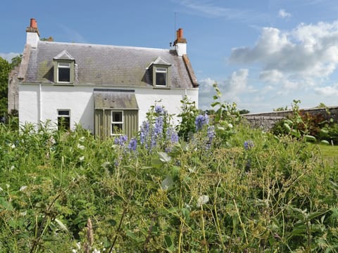 Wonderful sunny detached rural property | Glebe Cottage, Urray, near Dingwall