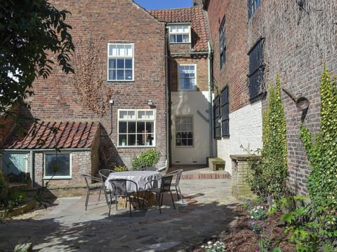 Private courtyard with table and chairs for al-fresco dining | Nell’s Cottage, Bridlington