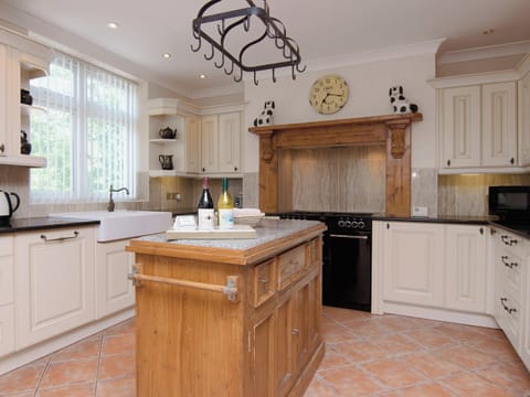 Well equipped farmhouse style kitchen | Copper Beech Cottage, Aberaeron
