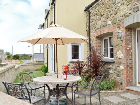 Sitting-out-area | Cart-Tws Bach, Treffynnon, nr. St Davids