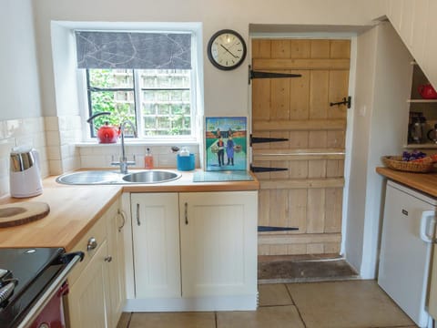 Compact corner kitchen area | Squirrel Cottage, Hook Norton, near Chipping Norton