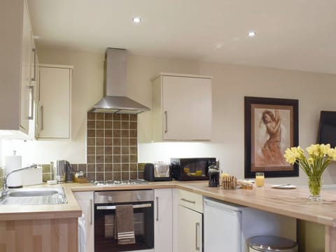 Well-equipped fitted kitchen | Kinneddar Cottage - Nether Kinneddar Lodge Cottages, Saline, near Dunfermline