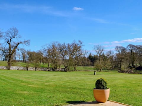 Extensive lawned recreation area | Kinneddar Cottage, Nether Cottage - Nether Kinneddar Lodge Cottages, Saline, near Dunfermline