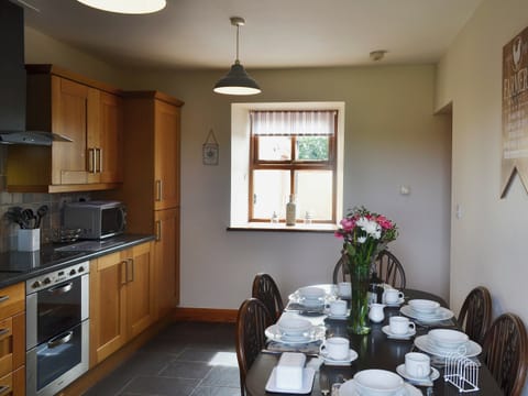 Kitchen and dining area | Yr Hen Feudy - Bronallt Barns, Llanynghenedl, near Holyhead