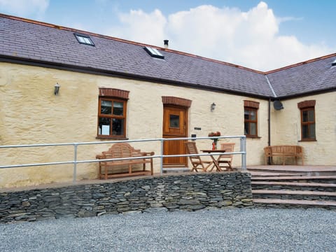 Appealing single storey holiday home | Yr Hen Feudy - Bronallt Barns, Llanynghenedl, near Holyhead