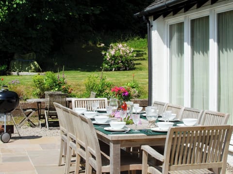 Patio table and bbq | Cliff Cottage, Port Appin