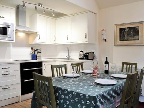 Open plan living space | Inverchroskie Cottage - Inverchroskie, Enochdhu, near Pitlochry