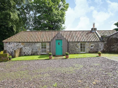 Luxurious cottages set in an idyllic location | Tullibole Castle Longhouse, Crook of Devon