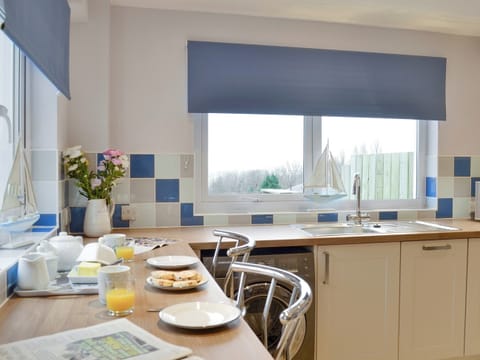 Useful breakfasting area with bar stools | Montrose, New Quay