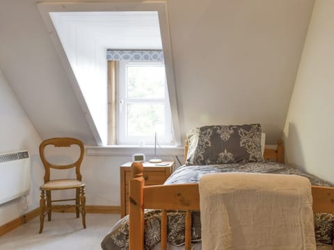 Light and airy twin bedroom | Annies Cottage, Edinbane, near Portree