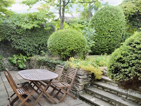 Wonderful garden with south-facing patio and furniture | The Old School House, Icomb, near Stow-on-the-Wold