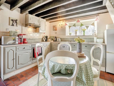 Kitchen/diner | Ty Ysgubor - Cefn Gorwydd Cottages, Gowerton, Gower