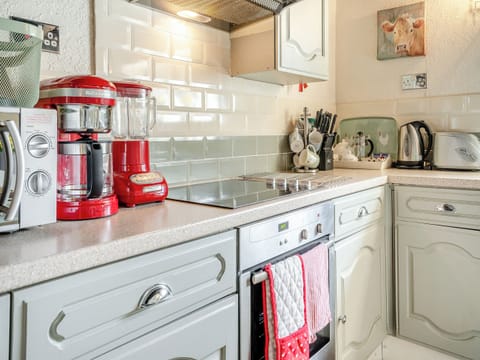 Kitchen/diner | Ty Ysgubor - Cefn Gorwydd Cottages, Gowerton, Gower