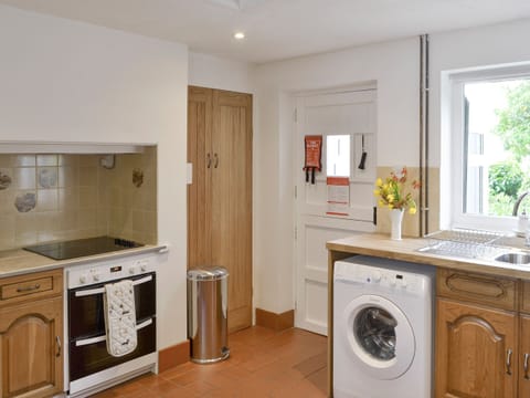 Well-equipped fitted kitchen | Preswylfa, Llanddona, near Bangor