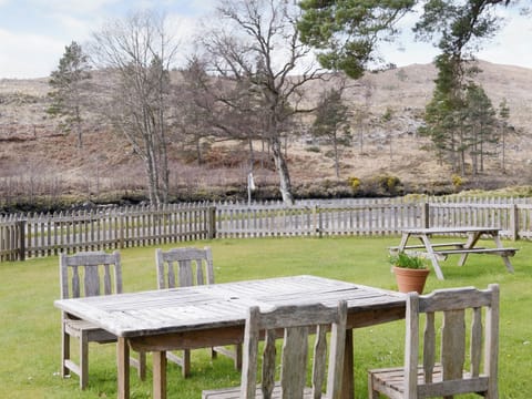 Large enclosed lawned garden with outdoor furniture | Glenrossal Cottages - Keeper&rsquo;s House, Rowan Cottage, Birch Cottage - Glenrossal Cottages, Rosehall, near Lairg