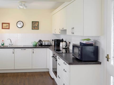 Well-equipped fitted kitchen | Rowan Cottage - Glenrossal Cottages, Rosehall, near Lairg