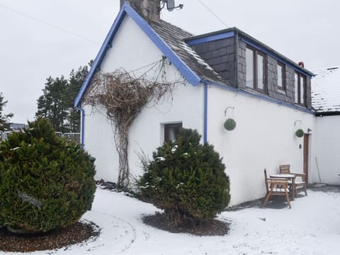 Winter snow exterior | West End Cottage, Carrbridge, near Aviemore