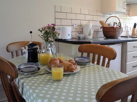 Open plan living space | Robin’s Retreat - Cwm Chwefru Cottages, Newbridge-on-Wye, near Builth Wells