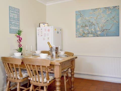 Quaint kitchen/ dining area | Draig&rsquo;s Cottage, Abergavenny