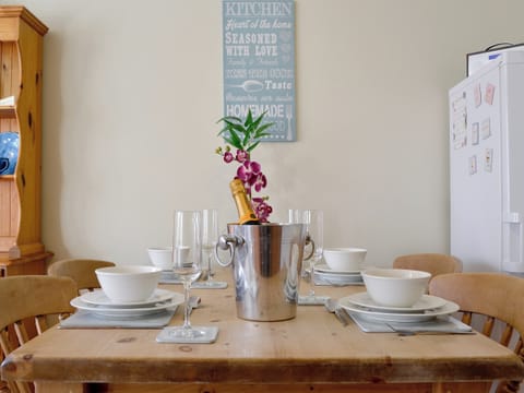 Ideal dining area | Draig&rsquo;s Cottage, Abergavenny