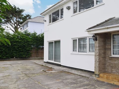 Delightful garden apartment a few yards from the sea | Glan-Mor, Pwllheli