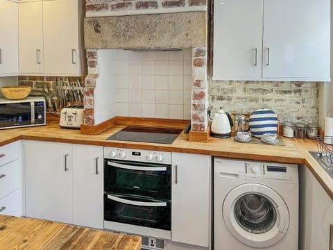 Well equipped kitchen | Pear Tree Cottage, Wirksworth, near Matlock