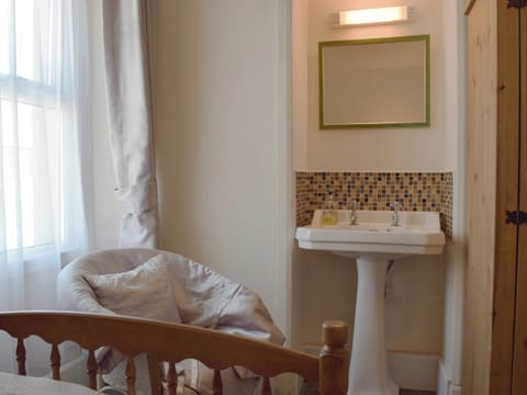 Twin bedroom | Rose Cottage, Tenby