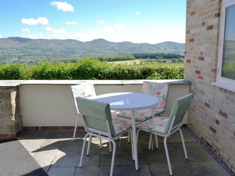 Sitting-out-area | Oak House - Cysgod Y Coed Cottages, Llanrhaeadr, near Denbigh