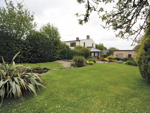 Oak Tree Cottage garden | Oak Tree Cottage, Brierley