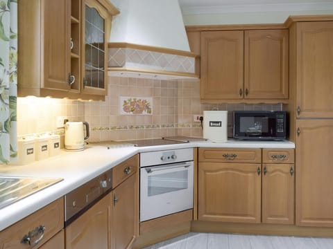 Well-equipped fitted kitchen | Pebble Reach, Amroth, near Saundersfoot