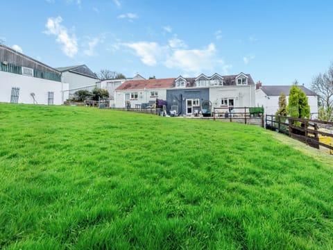 Garden and grounds | Ty Berllan - Cefn Gorwydd Cottages, Gowerton, Gower