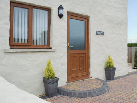 Lovely detached Welsh holiday cottage in a rural location | Gardeners Lodge, near Pembroke