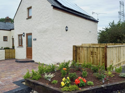 Exterior | Gardeners Lodge, near Pembroke