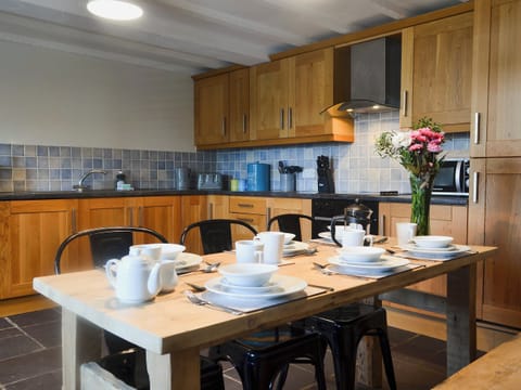 Kitchen and dining area | Yr Hen Stabal - Bronallt Barns, Llanynghenedl, near Holyhead