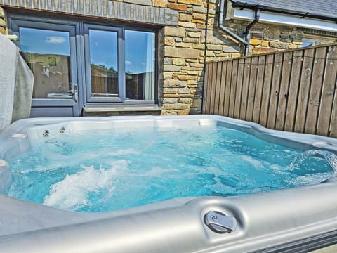 Hot tub | Bwlch Y Person Barns -Cartws - Bwlch Y Person Barns, Dihewyd, near Aberaeron