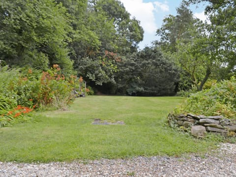 Garden | Mwdlwscwm Farm - Ystabl, Llannon, Llanelli