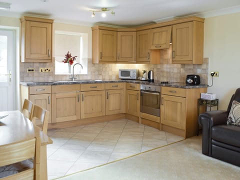 Well-equipped fitted kitchen | No 2 Pengraig Draw - Pengraig Cottages, Near Llanfarian
