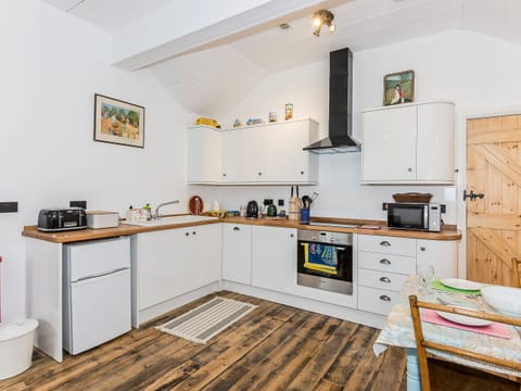 Contemporary Kitchen/dining area with all mod cons | Ty· Sam - Ty Coch Chatham, Llandwrog, near Caernarfon