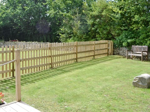 Enclosed lawned garden | Ty· Sam - Ty Coch Chatham, Llandwrog, near Caernarfon