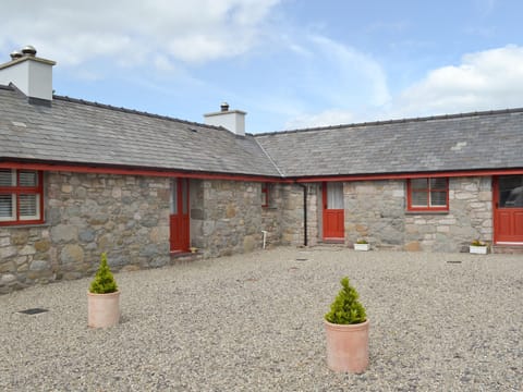 Charming barn conversion metres away from the Wales Coast Path | Ty· Sam - Ty Coch Chatham, Llandwrog, near Caernarfon