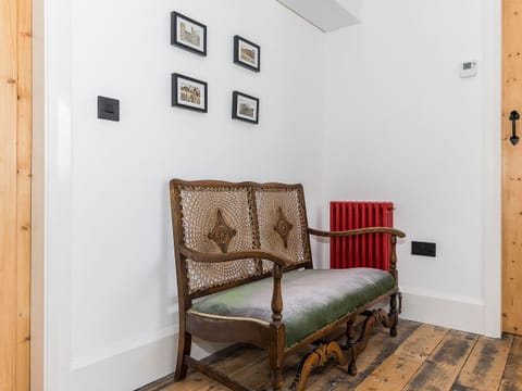 Light and airy hallway | Ty· Sam - Ty Coch Chatham, Llandwrog, near Caernarfon