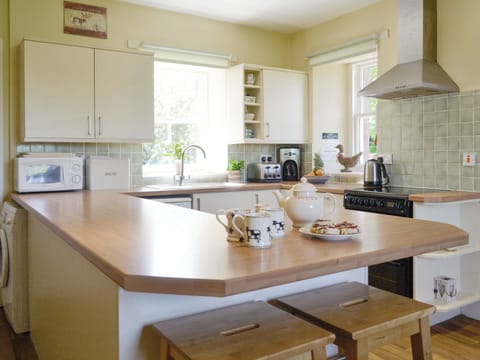Well-equipped fitted kitchen | Strathisla Farm Cottages- Islabank Farmhouse - Strathisla Farm Cottages, Meigle
