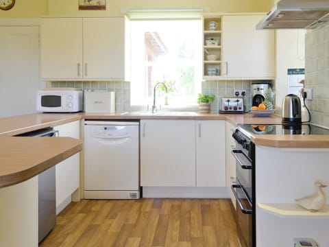Fully appointed kitchen | Strathisla Farm Cottages- Islabank Farmhouse - Strathisla Farm Cottages, Meigle