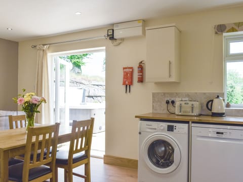 Kitchen/diner | Dildre - Brynllin Holiday Cottages, Bwlch-Llan, near Aberaeron