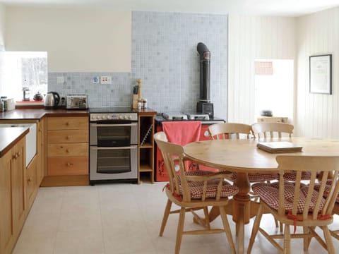 Spacious kitchen with dining area | Glenrossal Cottages - Keeper&rsquo;s House - Glenrossal Cottages , Rosehall, near Lairg